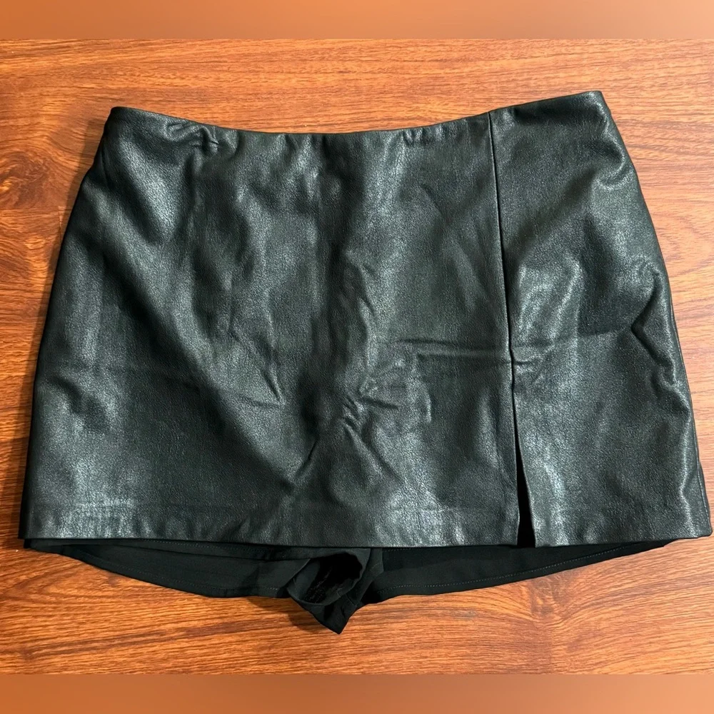 x REVOLVE Dale Skort in Black Leather
Amanda Uprichard - Women’s Size M - Picture 3 of 11